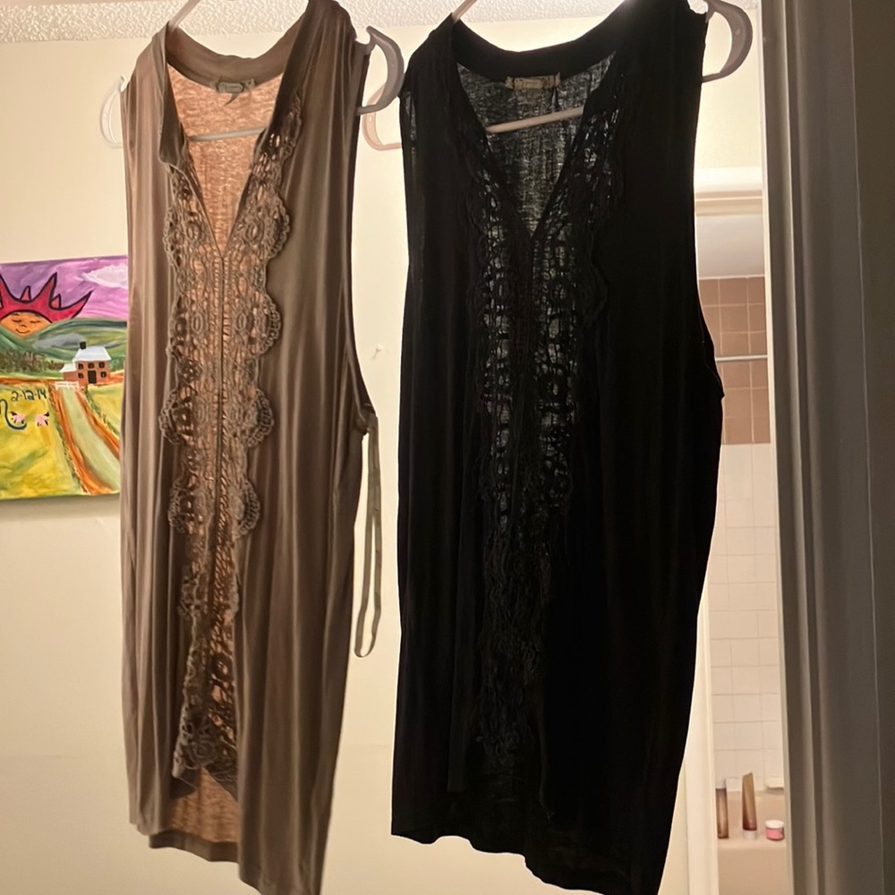 2 L tank top with design down the middle. There is a beige and navy one.